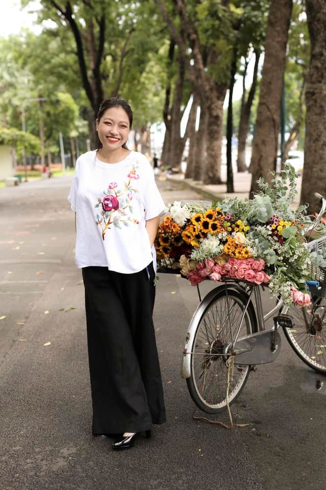 Áo Kiểu Vạt Đắp - Thêu Tay Hoa Hồng Chỉ Lụa