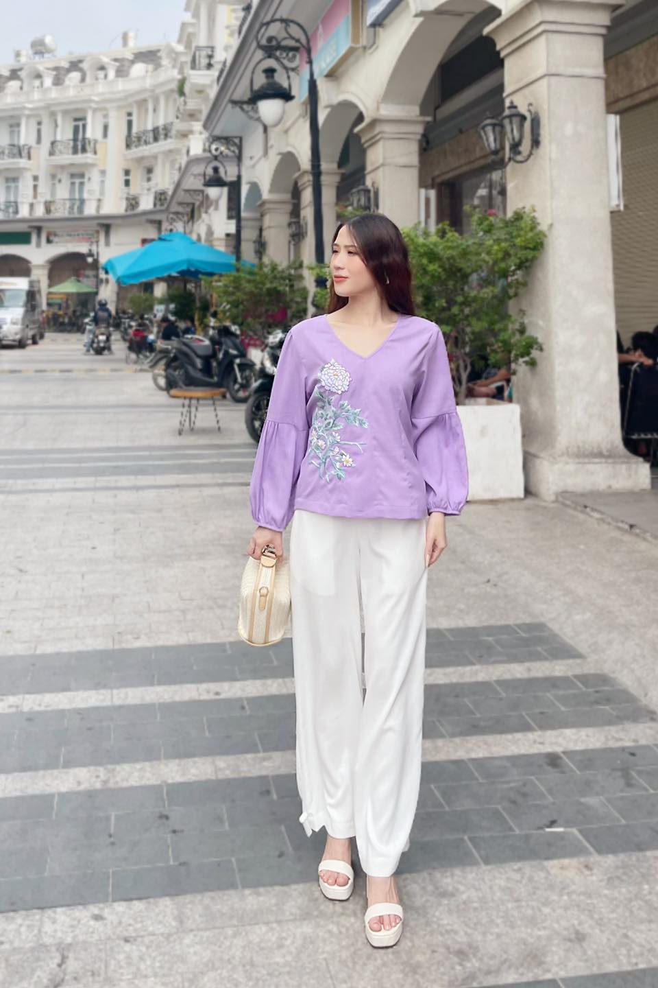 Áo Thêu Tay Cổ Tim
